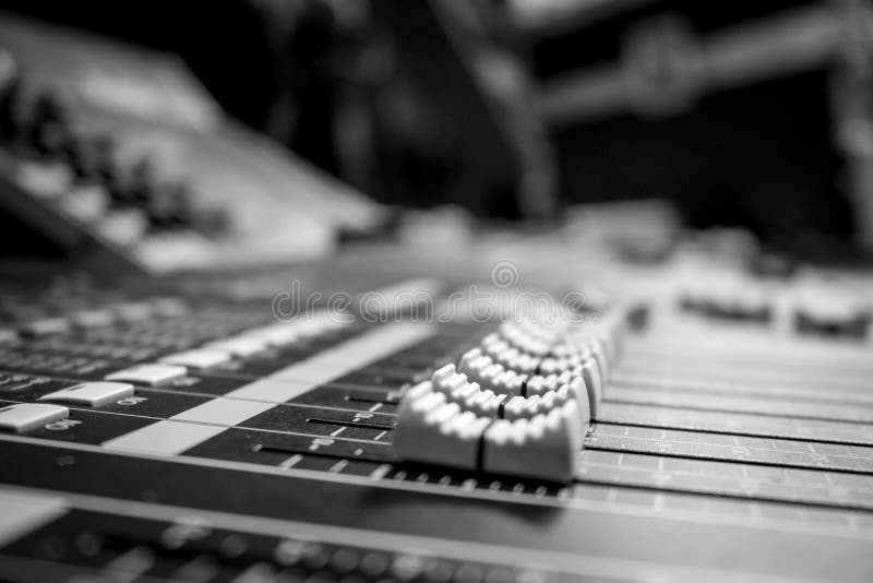 Brede de Raadsconsole van de Hoek Professionele Audio-mixing