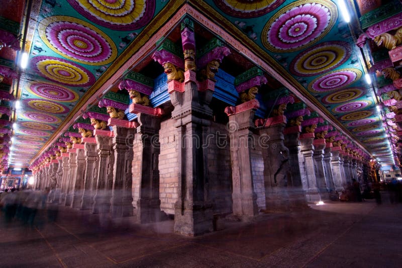 Brede hoek van binnenuit de meenakshitempel in Madurai India, met kleurrijke plafond en kolommen stock afbeeldingen Brede hoek van binnenuit de meenakshitempel in Madurai India, met kleurrijke plafond en kolommen stock afbeeldingen