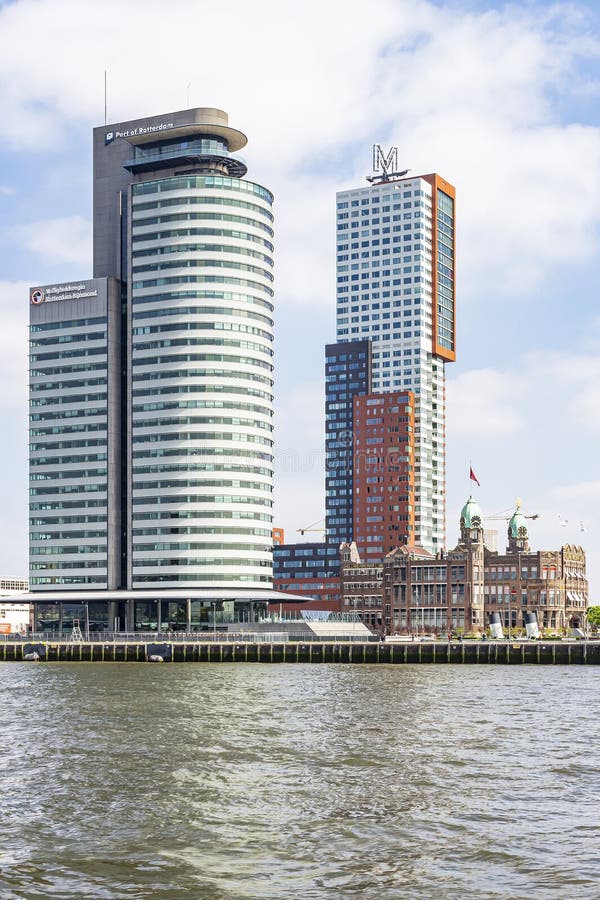 Bredvid det gamla hotellet New York är de imponerande tornen av Montevideo och port av Rotterdam royaltyfri bild Bredvid det gamla hotellet New York är de imponerande tornen av Montevideo och port av Rotterdam royaltyfri bild
