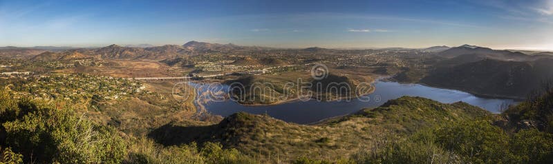 Breed Panoramisch Landschapsmeer Hodges Bernardo Mountain San Diego County royalty-vrije stock fotografie Breed Panoramisch Landschapsmeer Hodges Bernardo Mountain San Diego County royalty-vrije stock fotografie