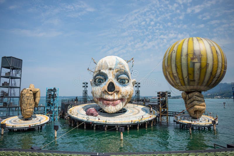 BREGENZ, ФОРАРЛЬБЕРГ, АВСТРИЯ - 26-ОЕ ИЮЛЯ 2019: Под открытым небом плавая этап театра с огромным черепом и 2 руками стоковое изображение rf BREGENZ, ФОРАРЛЬБЕРГ, АВСТРИЯ - 26-ОЕ ИЮЛЯ 2019: Под открытым небом плавая этап театра с огромным черепом и 2 руками стоковое изображение rf