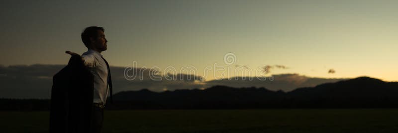 Breite Panoramaansicht des Geschäftsmannes stehend mit den offenen Armen lizenzfreies stockfoto Breite Panoramaansicht des Geschäftsmannes stehend mit den offenen Armen lizenzfreies stockfoto