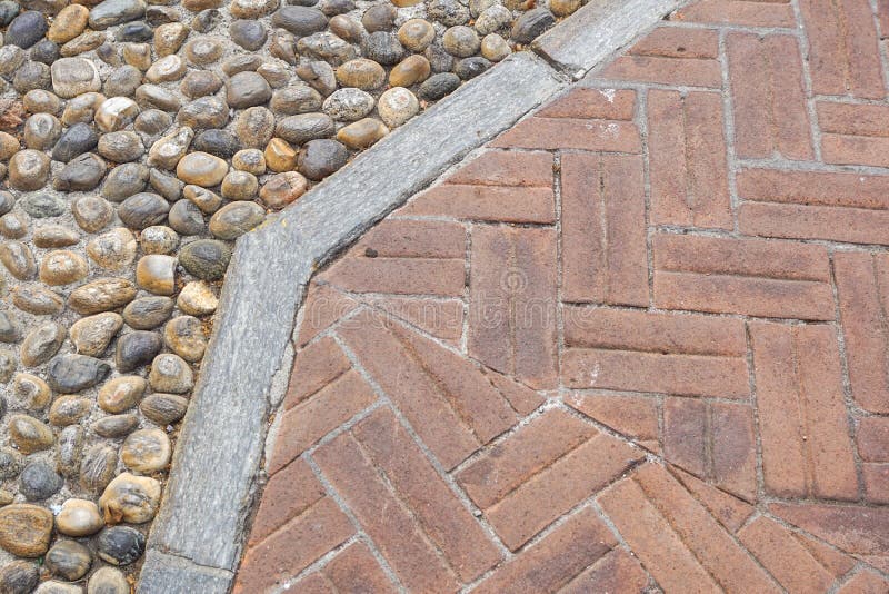 Breiten Sie Design mit Terrassenfliesen und verschiedenen Materialien des dekorativen Kieses für den Fußboden in den Garten Bauma lizenzfreie stockfotos Breiten Sie Design mit Terrassenfliesen und verschiedenen Materialien des dekorativen Kieses für den Fußboden in den Garten Bauma lizenzfreie stockfotos