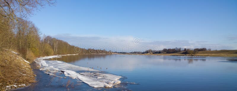 Breiter Fluss des Fr? hlinges Fr? hlingsflut des Flusses Klumpen des Eises nahe dem Ufer lizenzfreie stockfotos