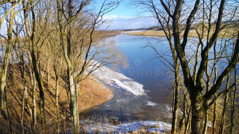 Breiter Fluss des Frühlinges Fr? hlingsflut des Flusses Klumpen des Eises nahe dem Ufer stockfotos