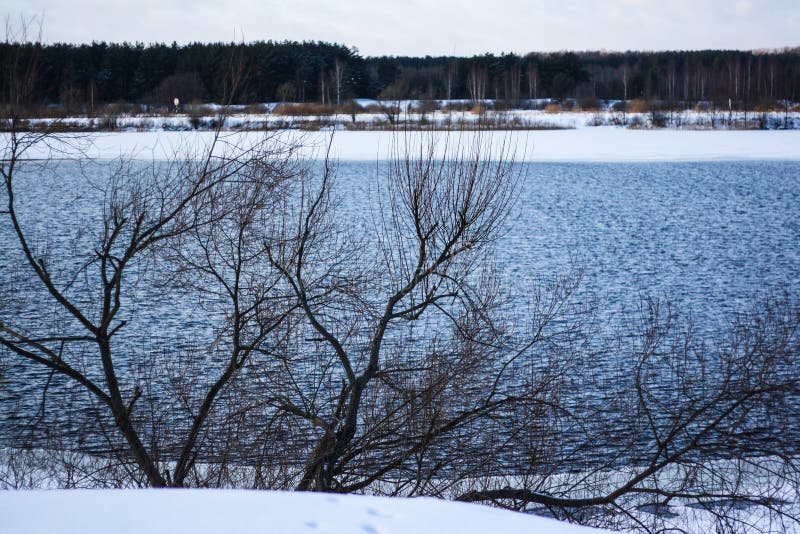 Breiter Fluss im Winterwald lizenzfreies stockbild Breiter Fluss im Winterwald lizenzfreies stockbild