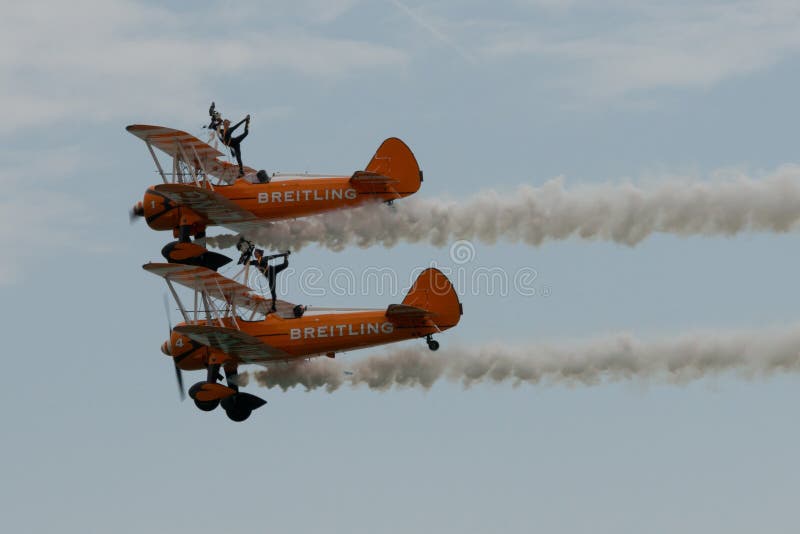 Breitling Wingwalkers en 2015 aerotransportado imagen de archivo libre de regalías Breitling Wingwalkers en 2015 aerotransportado imagen de archivo libre de regalías