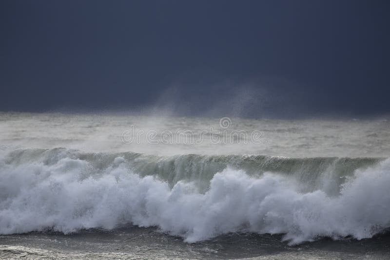 Brekende golf vóór onweer stock afbeelding Brekende golf vóór onweer stock afbeelding