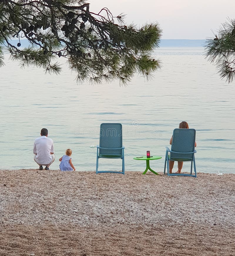 Brela Kroatien - 14. Juni 2019: Familie an der Küste am Abend in einem Freiluftcafé stockbilder Brela Kroatien - 14. Juni 2019: Familie an der Küste am Abend in einem Freiluftcafé stockbilder