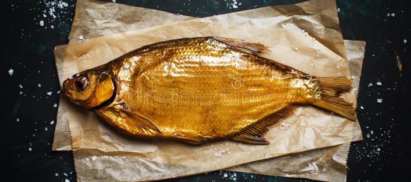 Brema ahumada de oro del río en el fondo oscuro, visión superior foto de archivo libre de regalías Brema ahumada de oro del río en el fondo oscuro, visión superior foto de archivo libre de regalías