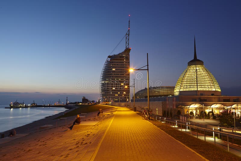 Bremerhaven (Alemanha) - passeio à beira mar na noite fotos de stock Bremerhaven (Alemanha) - passeio à beira mar na noite fotos de stock