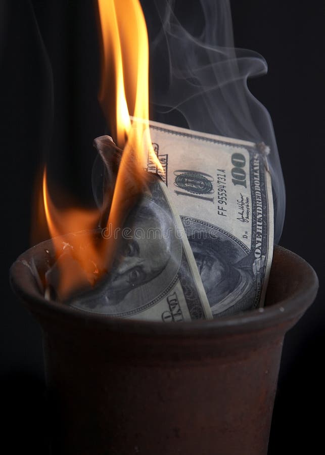 Цветы деньги и огонь. Доллар горит. Горящие деньги. Доллар горит фото. Деньги горят.