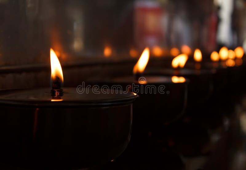 Brennende Kerzen im thailändischen Tempel stockfotografie Brennende Kerzen im thailändischen Tempel stockfotografie