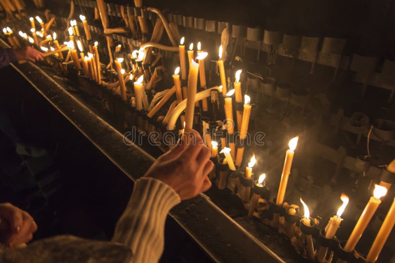 Brennende Kerzen am marianischen Schrein in Fatima