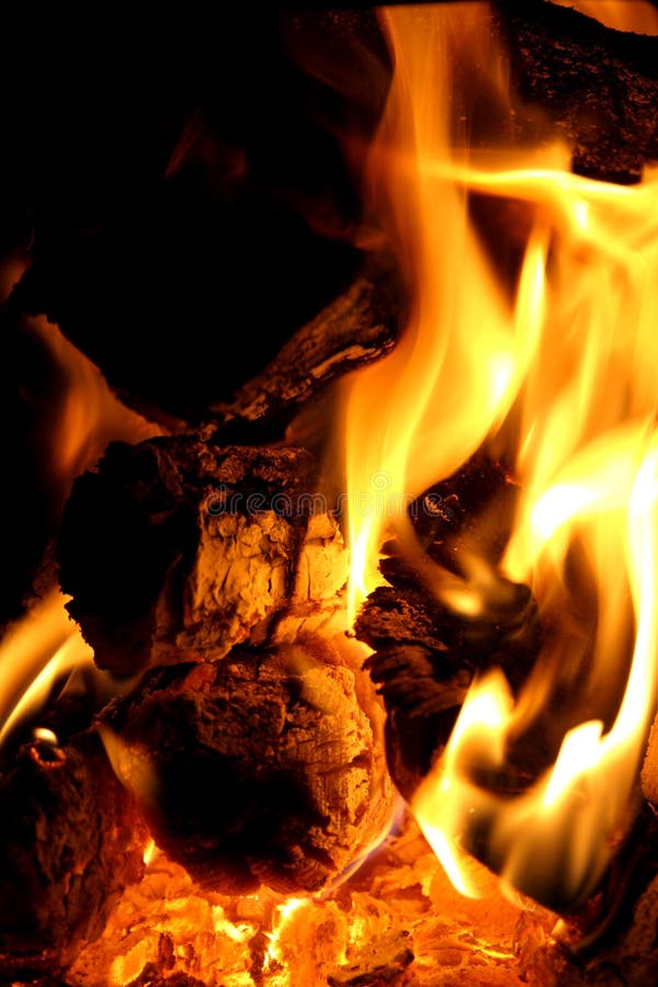Brennendes Firewod Im Kamin Stockfoto - Bild Von Hitze, Fossil: 65612720