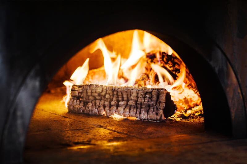 Brennendes Holz im Kamin des traditionellen Ziegelsteinpizzaofens stockfotos Brennendes Holz im Kamin des traditionellen Ziegelsteinpizzaofens stockfotos