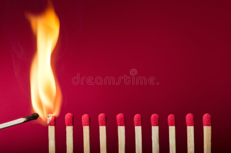 Brennendes Matcheinstellungsfeuer zu seinen Nachbarn stockbilder Brennendes Matcheinstellungsfeuer zu seinen Nachbarn stockbilder