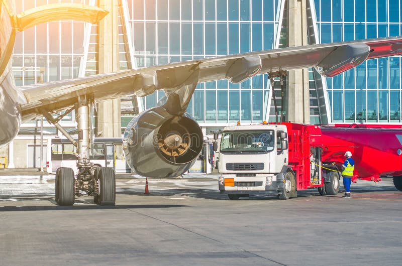 Brennstoffaufnahmeflugzeuge, Flugzeugwartung am Flughafen lizenzfreies stockfoto Brennstoffaufnahmeflugzeuge, Flugzeugwartung am Flughafen lizenzfreies stockfoto