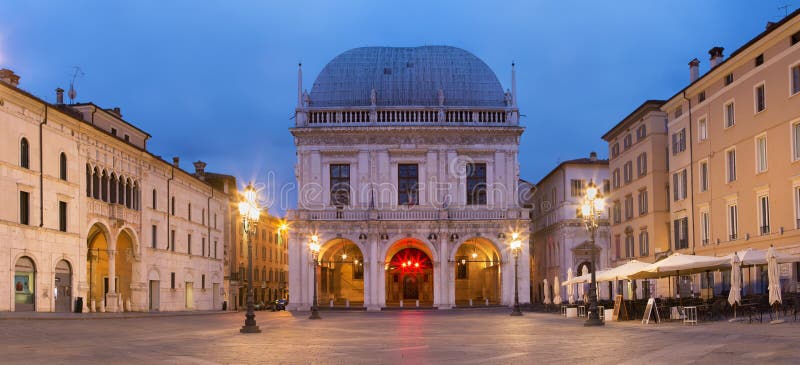 BRESCIA, WŁOCHY, 2016: Panorama piazza della loggii kwadrat Logia przy półmrokiem i Palazzo della obraz stock BRESCIA, WŁOCHY, 2016: Panorama piazza della loggii kwadrat Logia przy półmrokiem i Palazzo della obraz stock