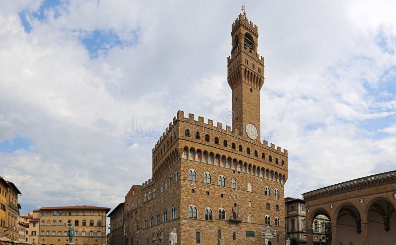 Brett vinkelfotografi av den gamla slotten i Florence med tornet royaltyfri foto