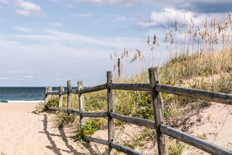 Bretterzaun auf Sandy Pathway, zum bei Sandbridge auf den Strand zu setzen lizenzfreie stockfotos Bretterzaun auf Sandy Pathway, zum bei Sandbridge auf den Strand zu setzen lizenzfreie stockfotos