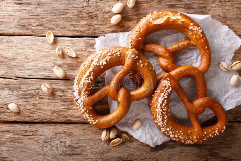 Bretzels allemands avec le plan rapproché de sel sur la table dessus horizontal photographie stock libre de droits Bretzels allemands avec le plan rapproché de sel sur la table dessus horizontal photographie stock libre de droits