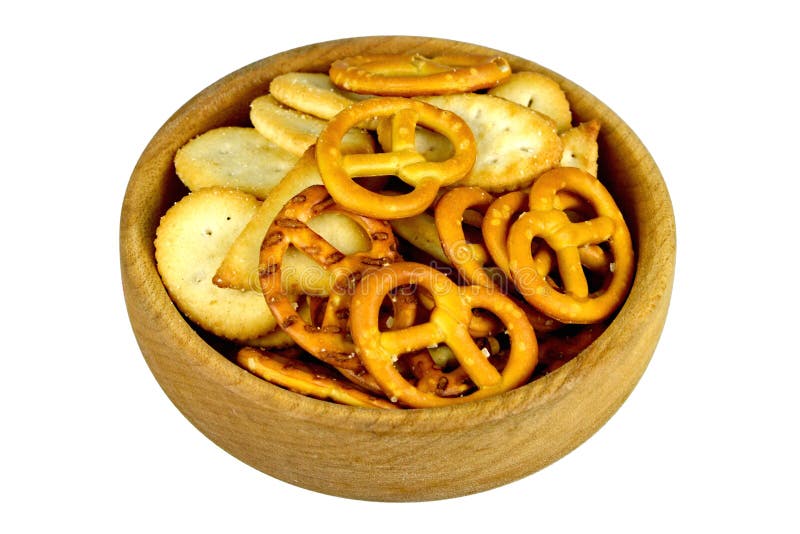 Bretzels et biscuits dans la cuvette en bois photo stock Bretzels et biscuits dans la cuvette en bois photo stock