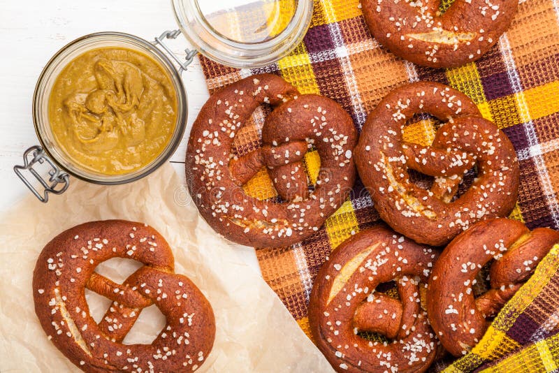 Bretzels faits maison délicieux photographie stock Bretzels faits maison délicieux photographie stock