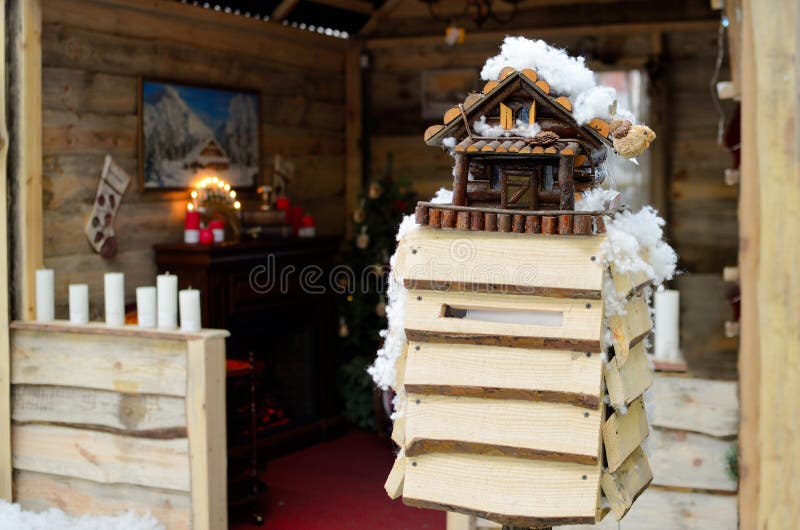 Brevlåda Santa Claus på en bakgrund av lathunden fotografering för bildbyråer Brevlåda Santa Claus på en bakgrund av lathunden fotografering för bildbyråer