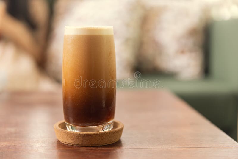 Brew froid ou boisson nitro de café dans le verre