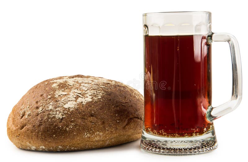 Brew russe en tasse et pain sur le blanc image stock Brew russe en tasse et pain sur le blanc image stock