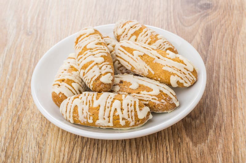 Brewed vitrificou cookies na placa na tabela imagens de stock Brewed vitrificou cookies na placa na tabela imagens de stock