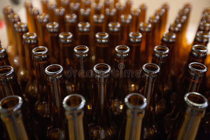 brewery Bottiglie di birra di vetro vuote, la vista superiore fotografia stock libera da diritti brewery Bottiglie di birra di vetro vuote, la vista superiore fotografia stock libera da diritti