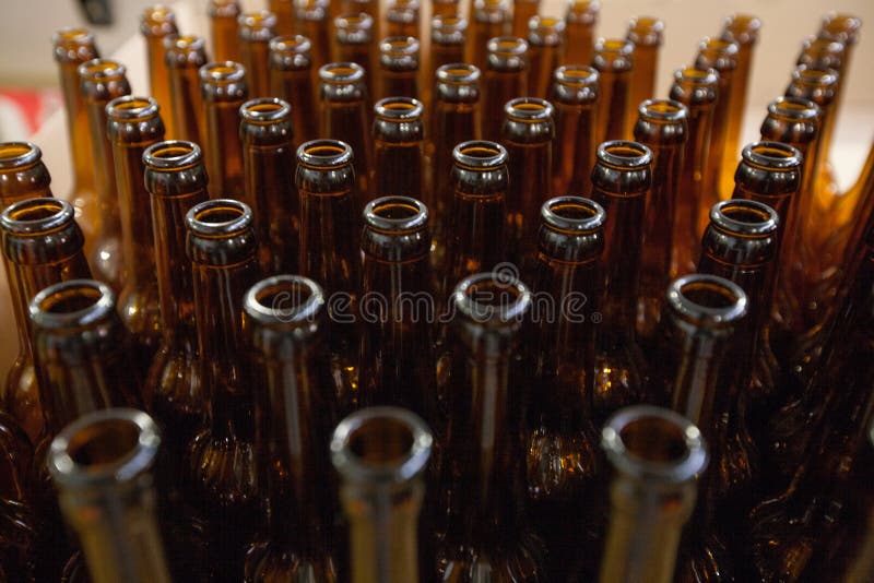 brewery Bottiglie di birra di vetro vuote, la vista superiore fotografia stock brewery Bottiglie di birra di vetro vuote, la vista superiore fotografia stock