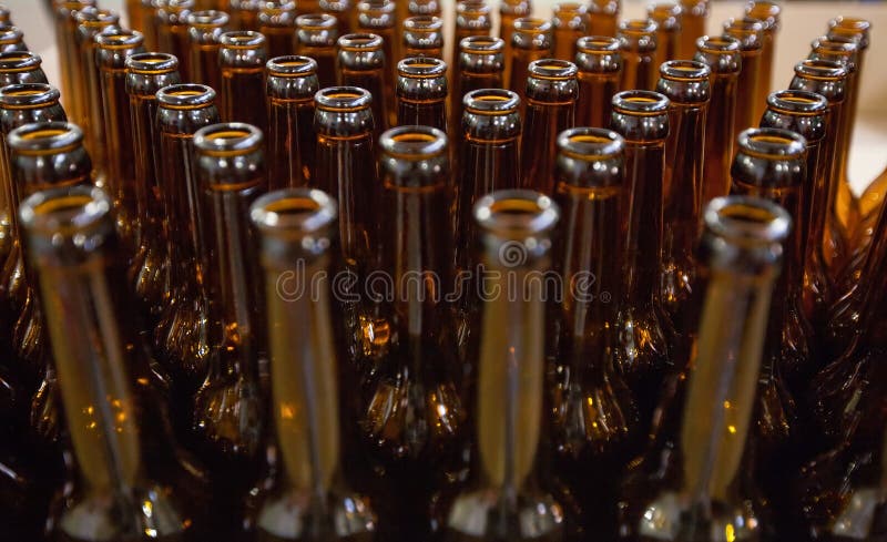 brewery Bottiglie di birra di vetro vuote, la vista superiore immagini stock brewery Bottiglie di birra di vetro vuote, la vista superiore immagini stock
