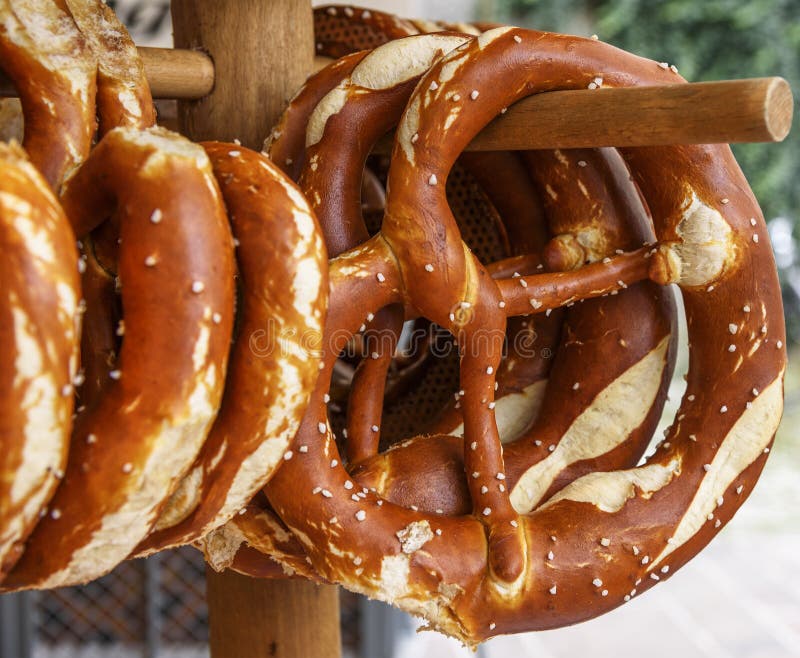 Brezel, Traditioneller Snack Für Das Bier Angemessen Stockbild - Bild ...