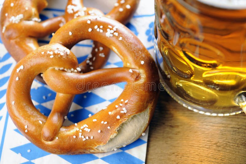 Brezel Auf Bayerischer Serviette Stockfoto - Bild von getränk, gebacken ...