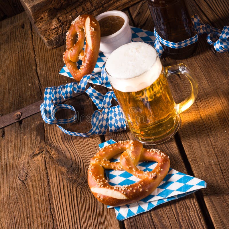 Brezel Und Bier Oktoberfest Stockbild - Bild von blau, einladung: 76559793