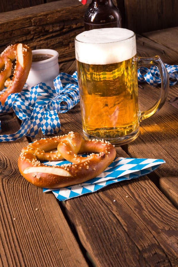 Brezel Und Bier Oktoberfest Stockfoto - Bild von bier, abbildung: 76461130