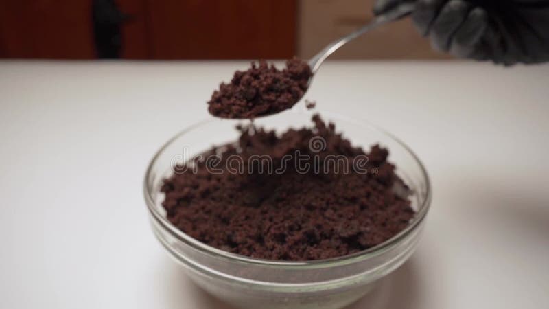 Briciole di biscotto versate in una tazza per i trifletti archivi video