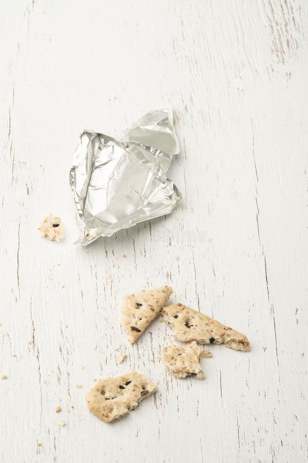 Briciole di latte di biscotto e di formaggio sulla tavola fotografie stock libere da diritti
