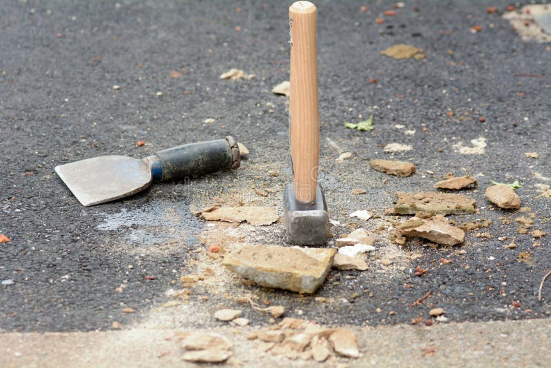 Bricklayers bolster chisel and lump hammer royalty free stock photography Bricklayers bolster chisel and lump hammer royalty free stock photography