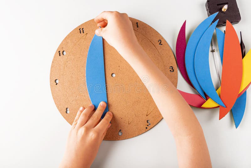 carga para castigar Más allá Bricolaje Y Creatividad De Los Niños. Instrucción Paso a Paso : Cómo Hacer Un Reloj De Pared. Herramientas De Preparación Step1 : Imagen de archivo - Imagen de equipo, casero: 217522447 carga para castigar Más allá Bricolaje Y Creatividad De Los Niños. Instrucción Paso a Paso : Cómo Hacer Un Reloj De Pared. Herramientas De Preparación Step1 : Imagen de archivo - Imagen de equipo, casero: 217522447
