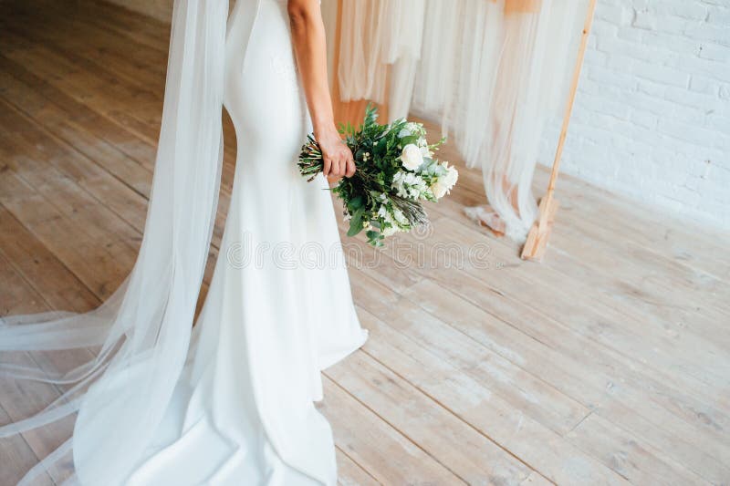 Bridal bukiet świezi kwiaty w rękach panna młoda zdjęcie royalty free Bridal bukiet świezi kwiaty w rękach panna młoda zdjęcie royalty free
