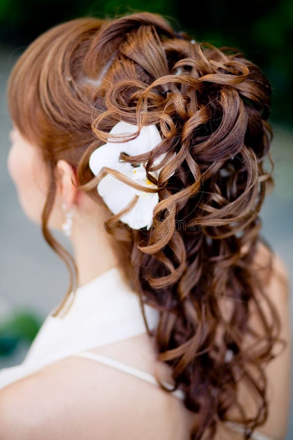 Svadobný účes s lilly kvet vo vlasoch.