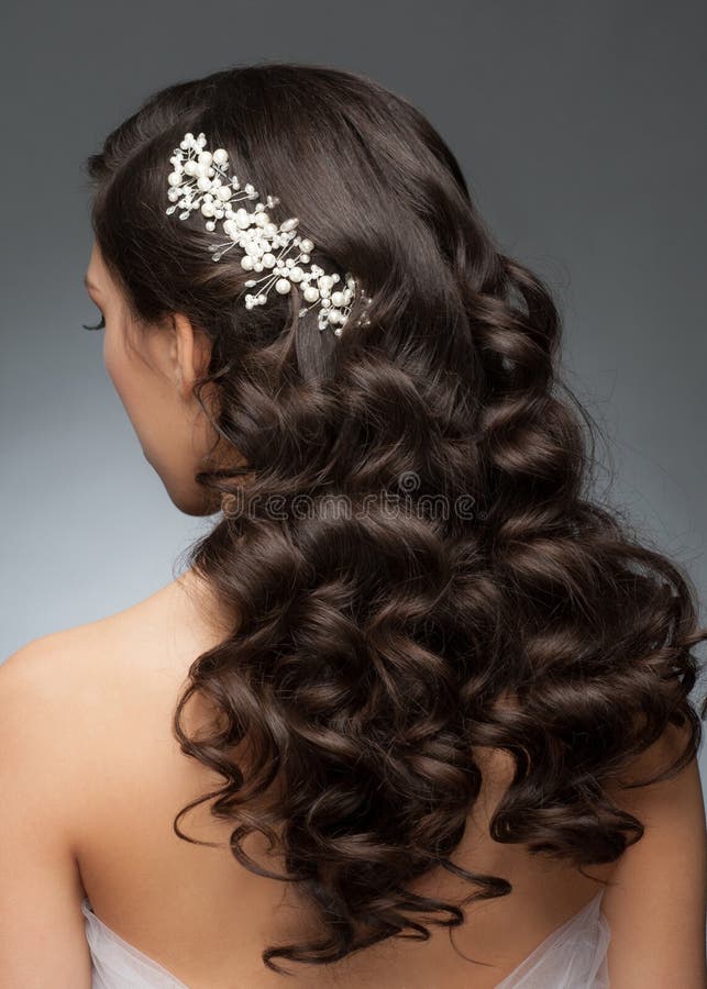 Wedding Hairstyles For Curly Hair: 7 Modish Hairdos | Zee Zest