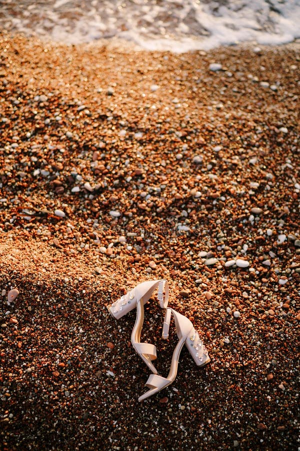 Zeeman Erfenis Binnenshuis Bridal-sandalen Met Dikke Hakken Versierd Met Stenen Op Een Kiezelstrand Op  Zee Stock Foto - Image of strand, exemplaar: 197904394