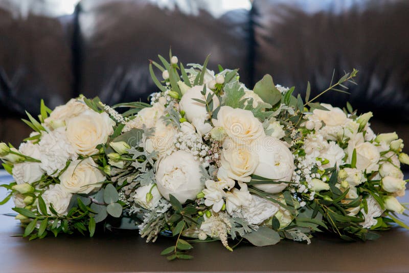 Bridal букет Букет невесты Красивый букет белых, голубых, розовых цветков и растительности, украшенных с длинной лентой шелка стоковое фото Bridal букет Букет невесты Красивый букет белых, голубых, розовых цветков и растительности, украшенных с длинной лентой шелка стоковое фото