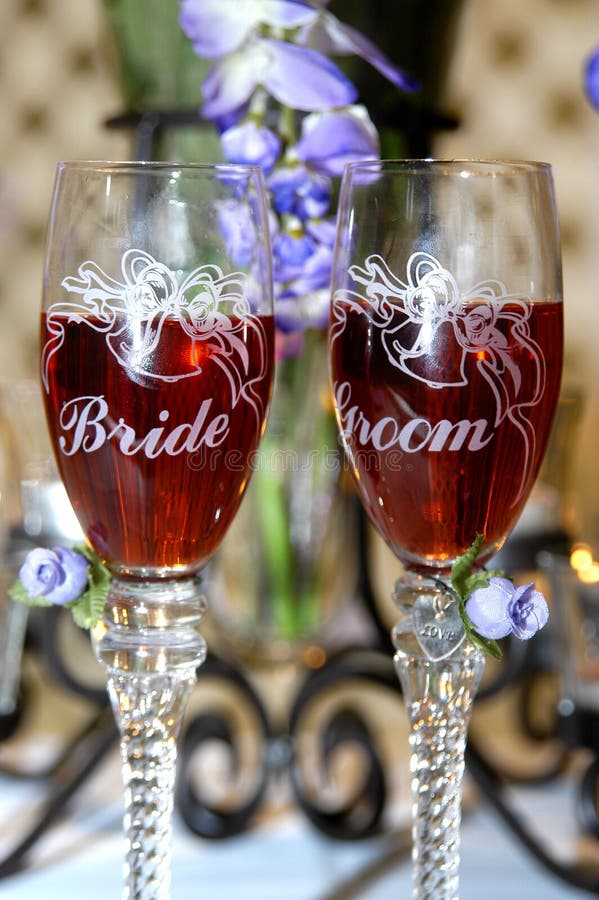 Glas lange Zeit stengel Gläser kanten glocken a die wörter Braut a Bräutigam.