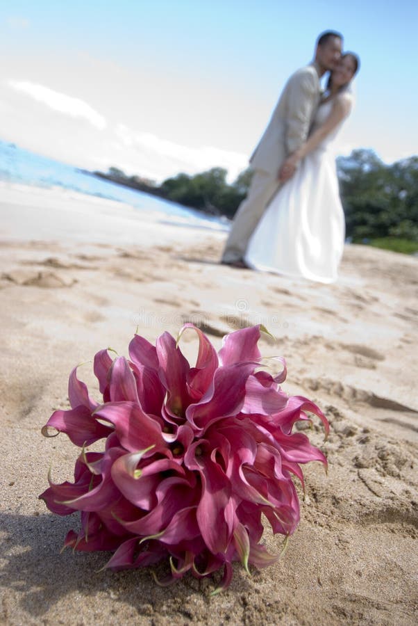 Ramo de boda a la izquierda sobre el Playa en primer plano cómo camina lejos.